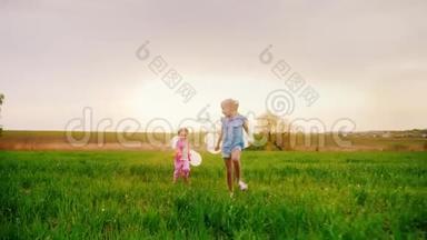 两个无忧无虑的带着气球的小女孩.. 在日落的时候在绿茵场上<strong>奔跑吧</strong>。 快乐的童年，梦想